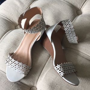 White 🌸 patterned ankle strap sandals size 8